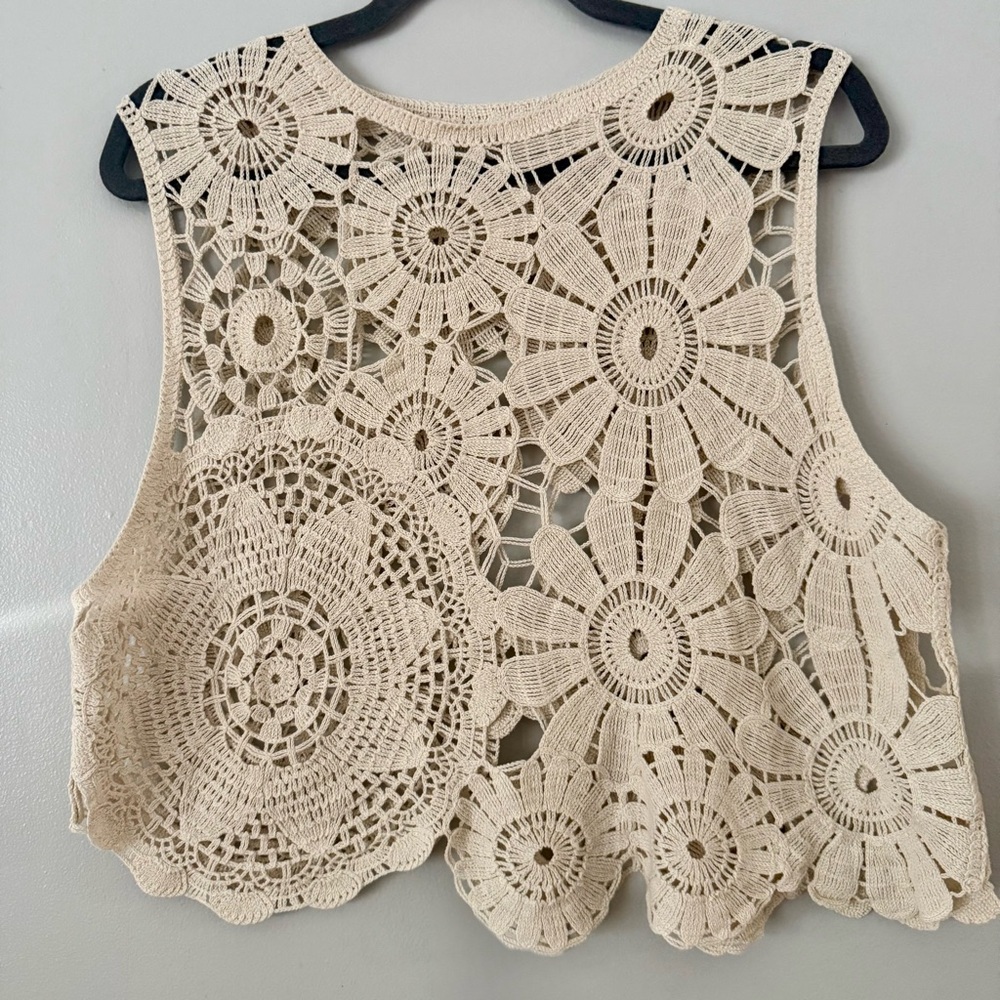 Elegant Floral Crochet Crop Top - Cream
